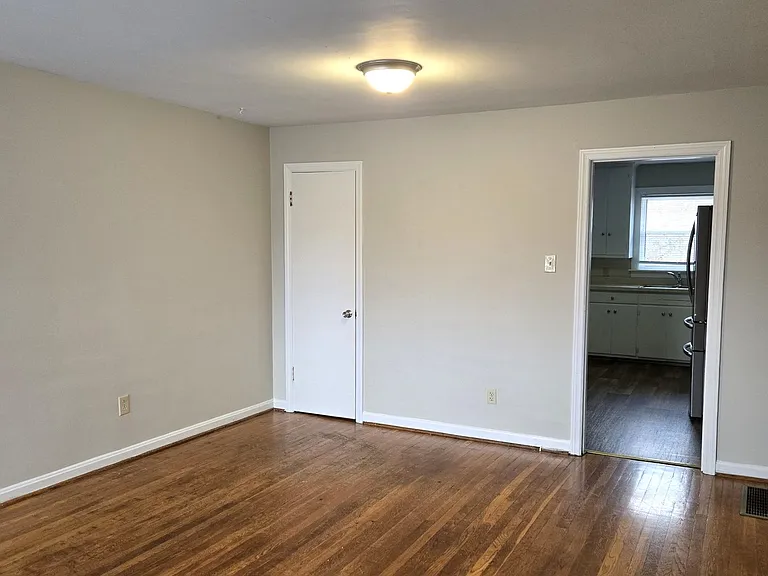 401 Springhill Dr — Photo 3