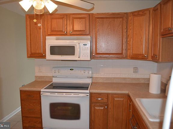 3rd image of 611 Center St APT 103