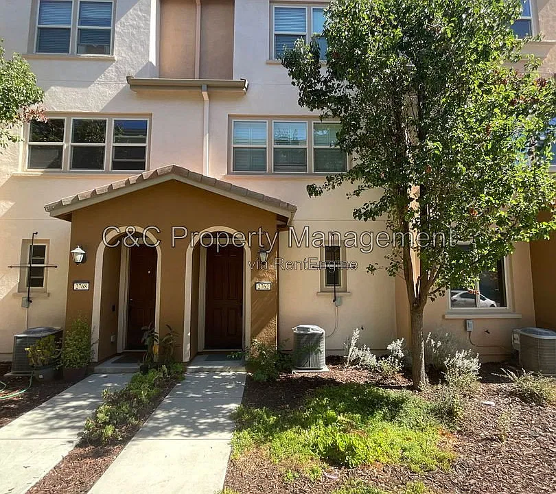 2762 Ferrara Cir