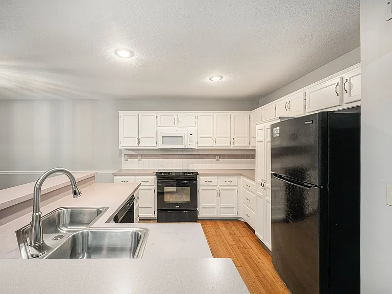 6334 82nd Ct — Photo 4