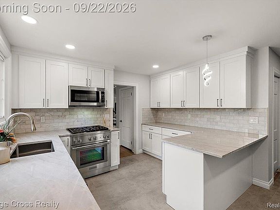 2nd image of 330 N Cranbrook Cross Rd