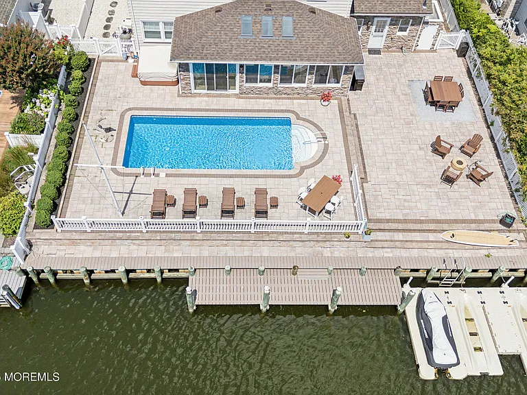 242 Curtis Point Dr — Photo 37