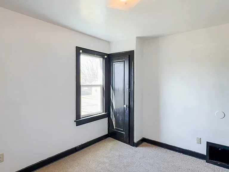 223-225 W Trail St — Photo 30
