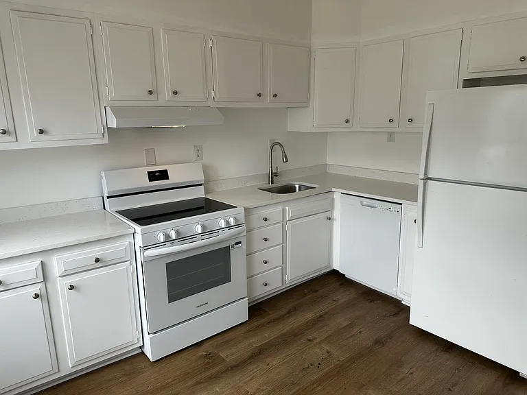 306 E St NE — Photo 7