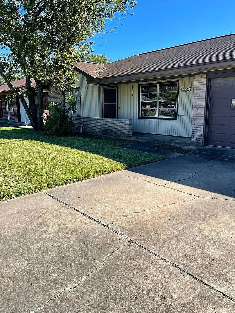 3 bed, 1.5 bath, 1211 sqft, $1,400 — Photo 2