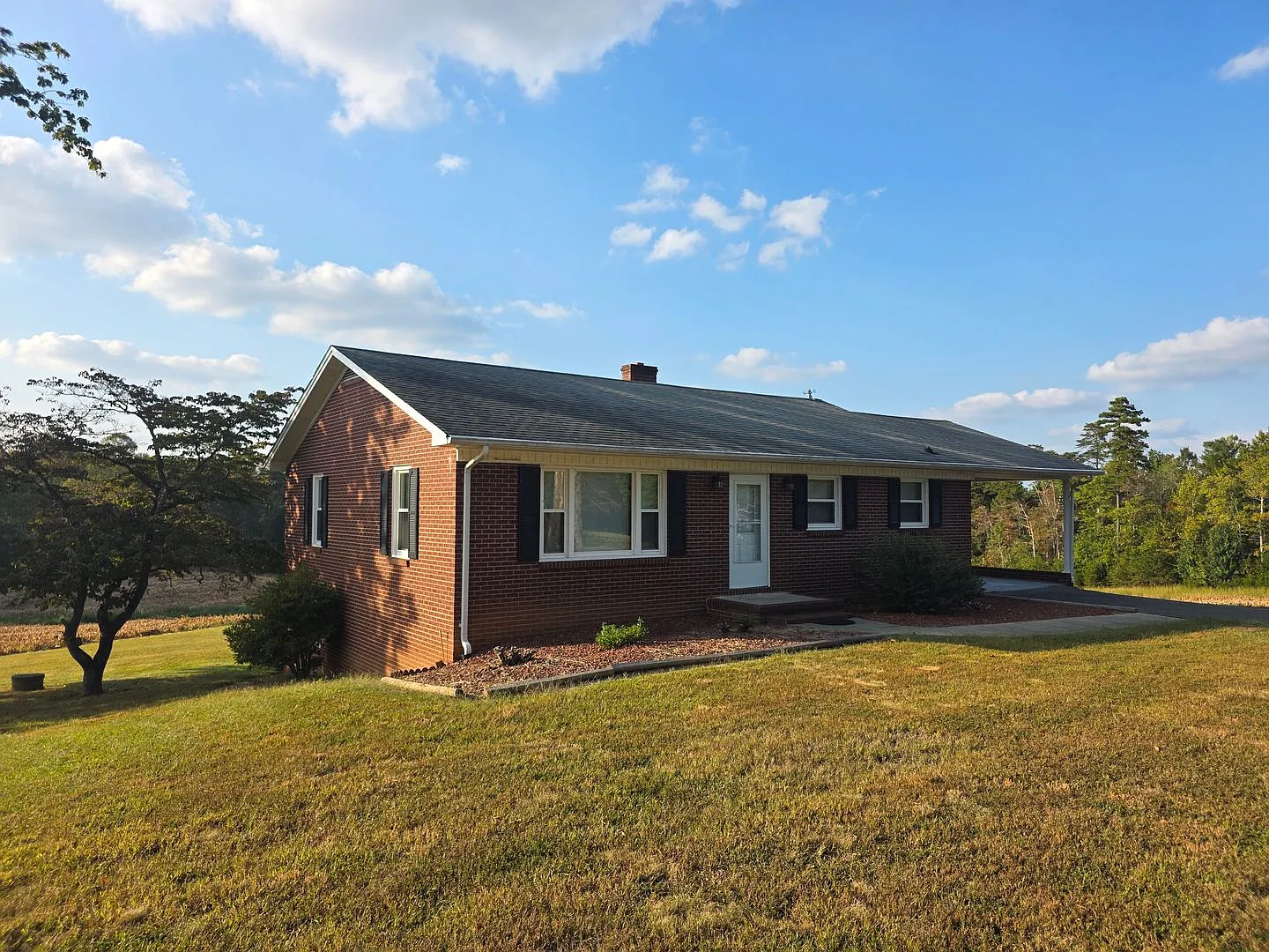 3 bed 1 Bath Brick Rancher Full Basement Siloam — Photo 3