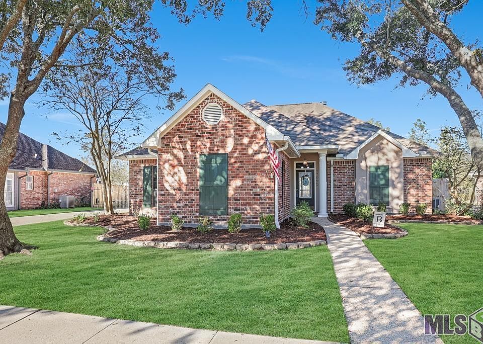 1st image of 17095 Fountainbleau Dr