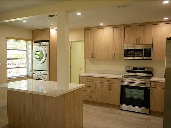 3rd image of 467 SE 3rd St