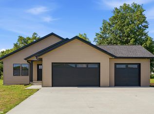 111 Dover Cir, New London, IA 52645