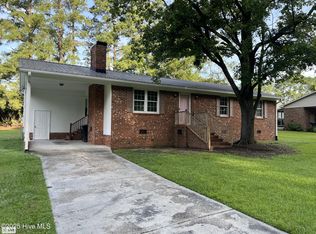 901 Jasper St, Clinton, NC 28328