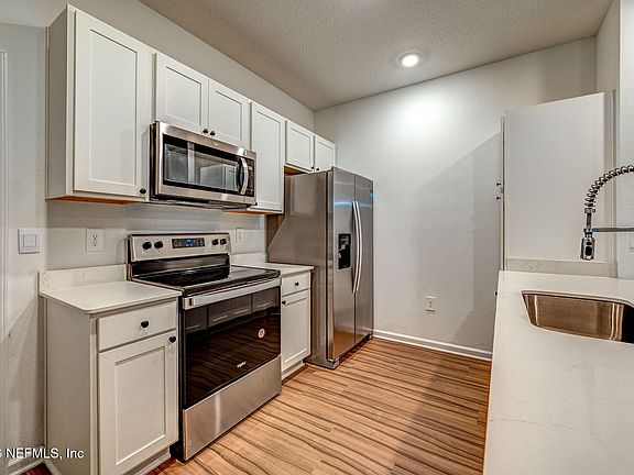 3rd image of 827 RIVERTREE Place
