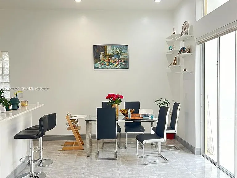 1120 Papaya St — Photo 3