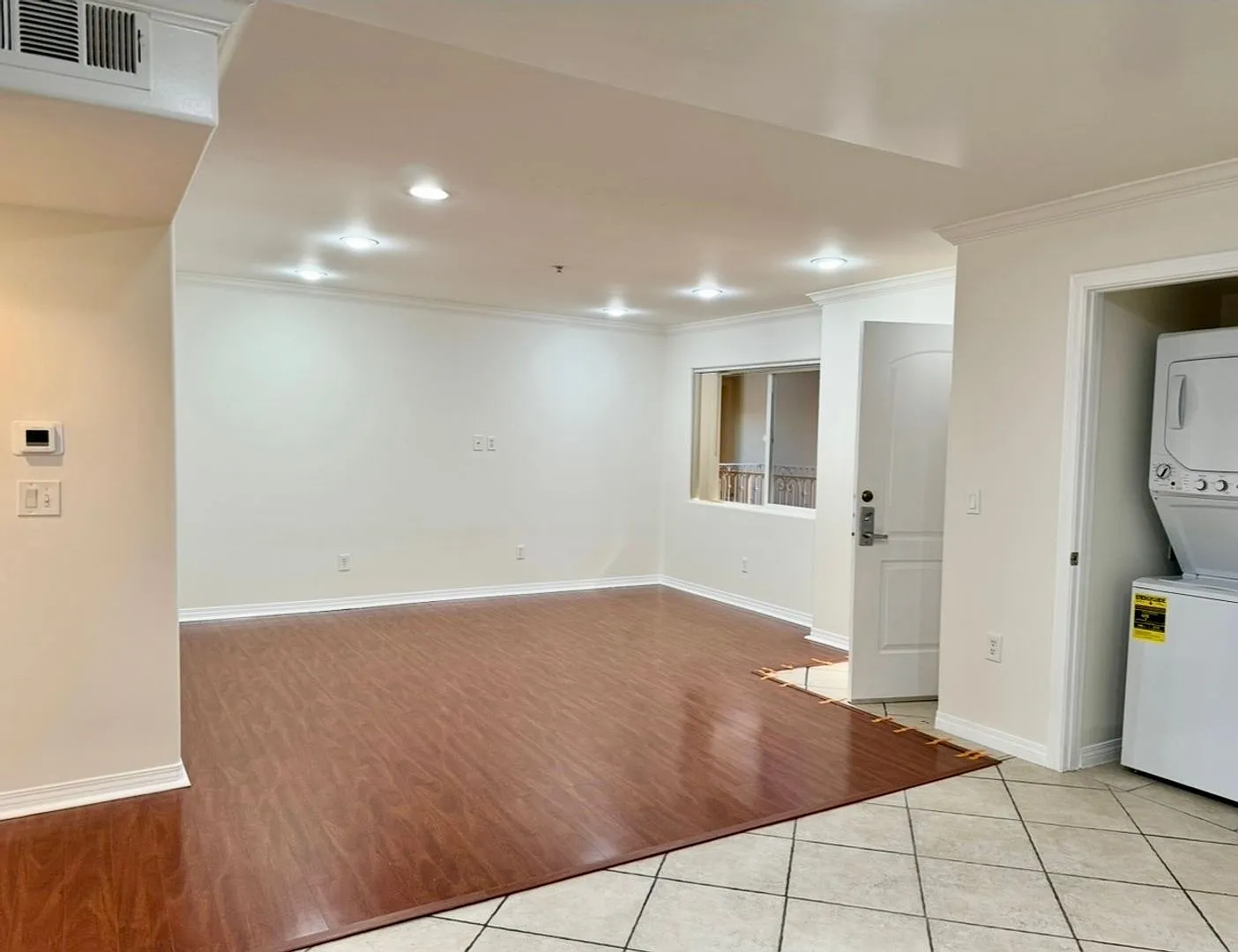 Spacious 2 bedroom condo in Van Nuys — Photo 2