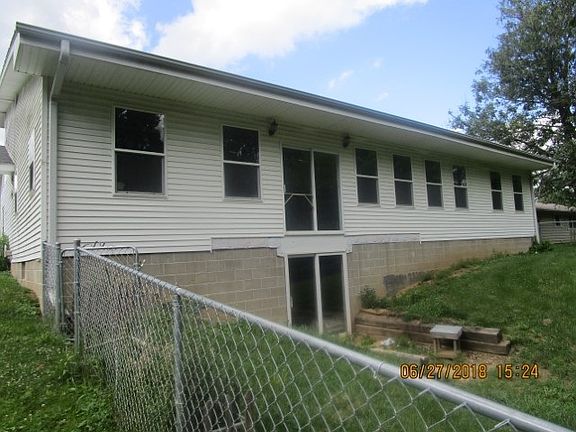 2nd image of 4812 W Roseland Ave