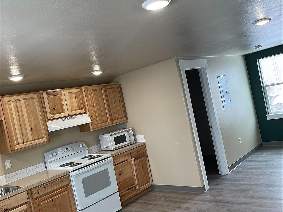2nd image of 1039 Main St