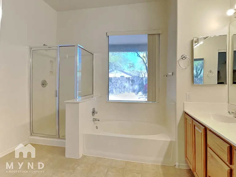 4528 E Rowel Rd — Photo 13