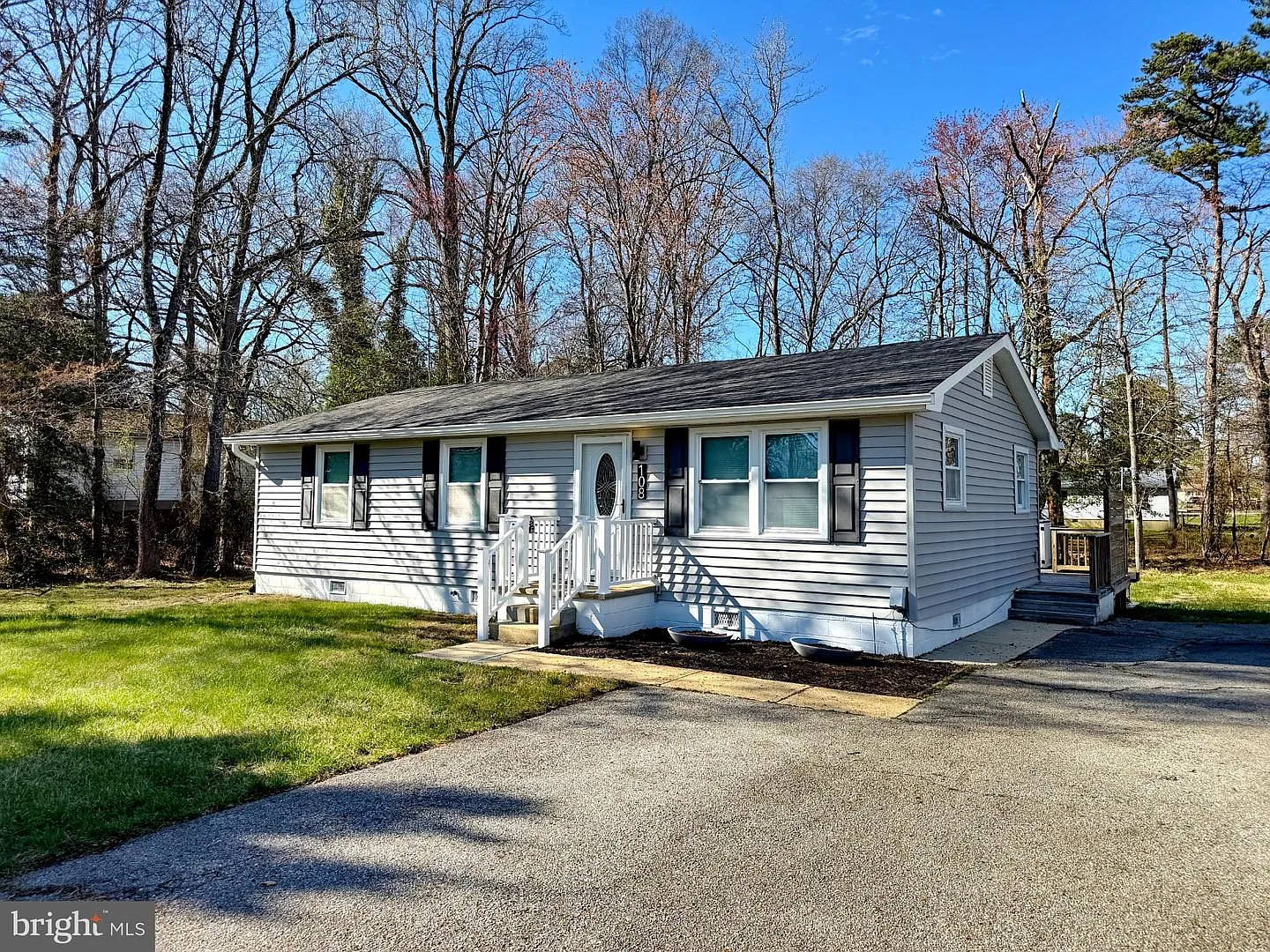 108 W Hawthorne Dr photo 1
