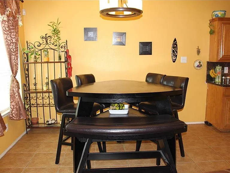 2425 Collier Dr — Photo 6