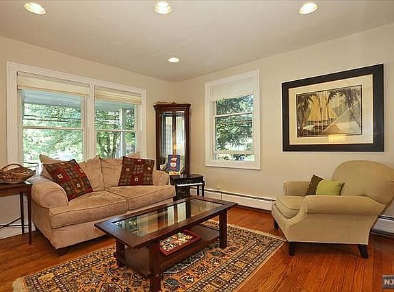4th image of 64 Hillside Ave