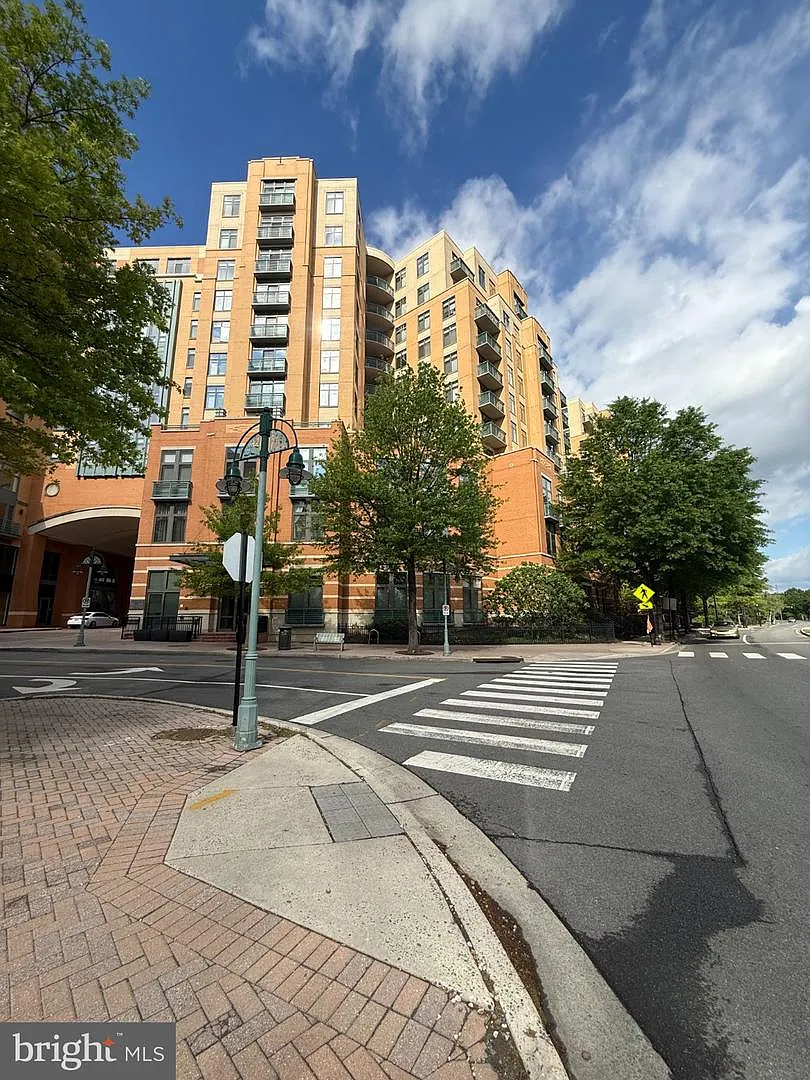 1 bed, 1.0 bath, 866 sqft, $2,600 — Photo 1
