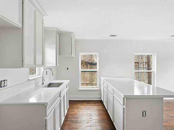 5th image of 612 W Alabama St