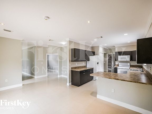 4th image of 1320 NE 41st Pl