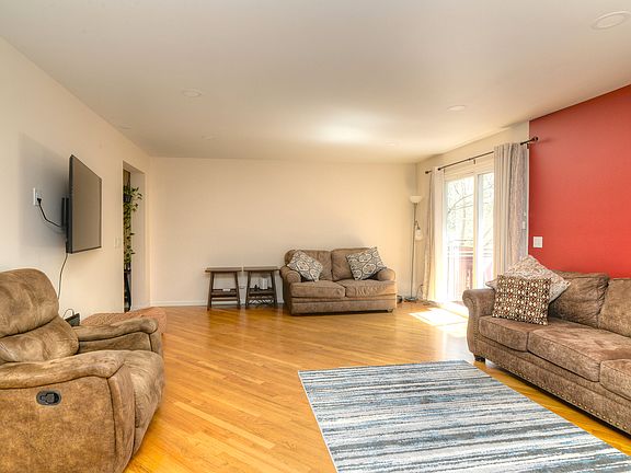 5th image of 205 Taylor Ct