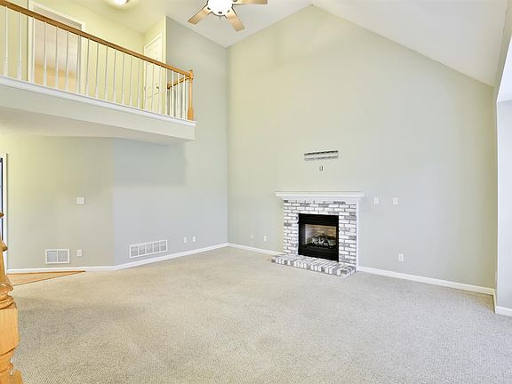 4th image of 3277 Bluegrass Dr