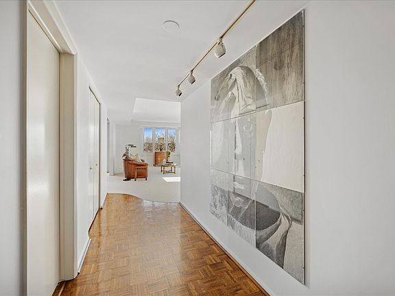 2nd image of 640 Winnetka Mews APT 405