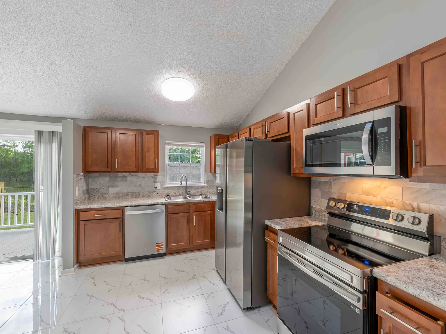 2 bed, 1013 sqft, $1,750 — Photo 3