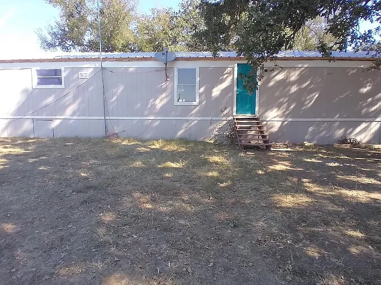 425 Young Rd — Photo 3