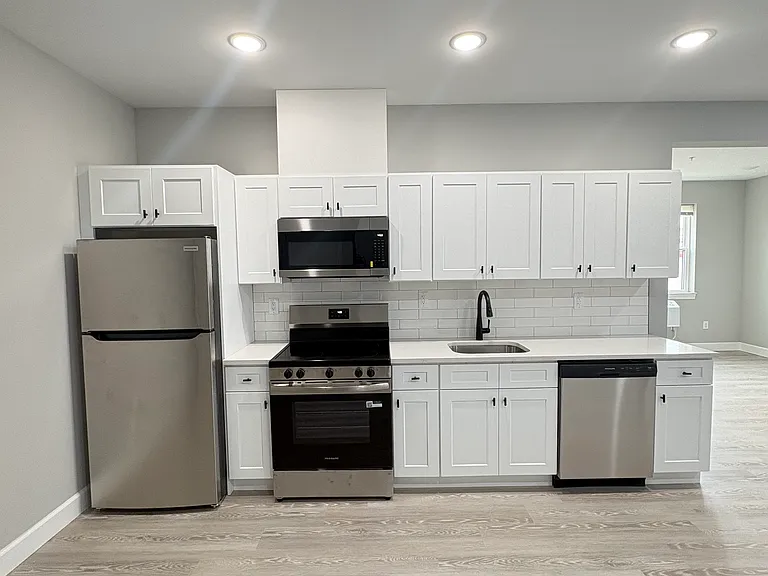 168-170 Fair St #203 — Photo 2