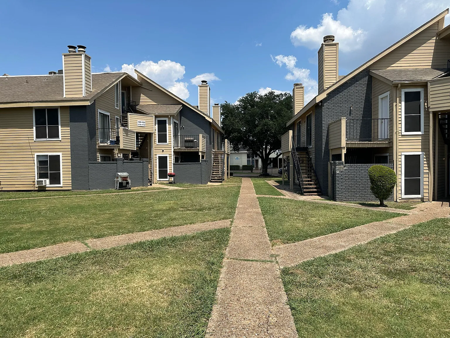Buckingham Court Apartments — Photo 1