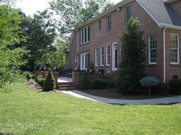 Private back yard - lovely brick patio