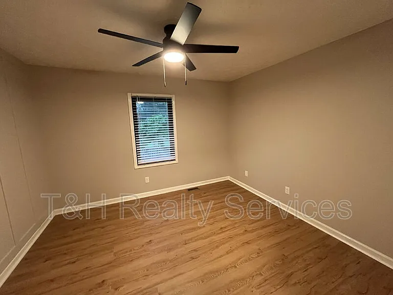 233 Boulder Ct — Photo 11