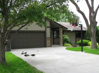 8650 Ridgewind Rd, Eden Prairie, MN 55344