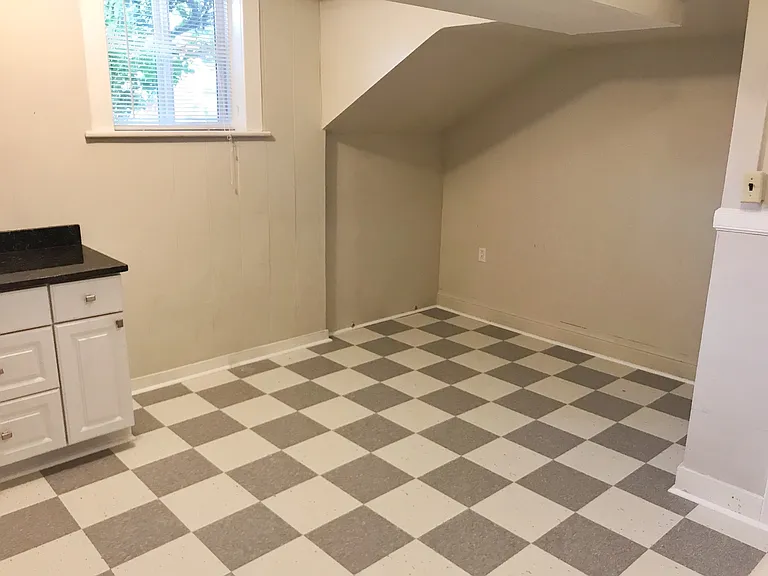 302 Malden Ave E — Photo 6