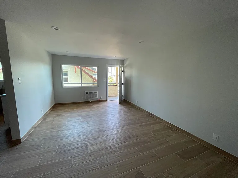 1819 S Manhattan Pl — Photo 6