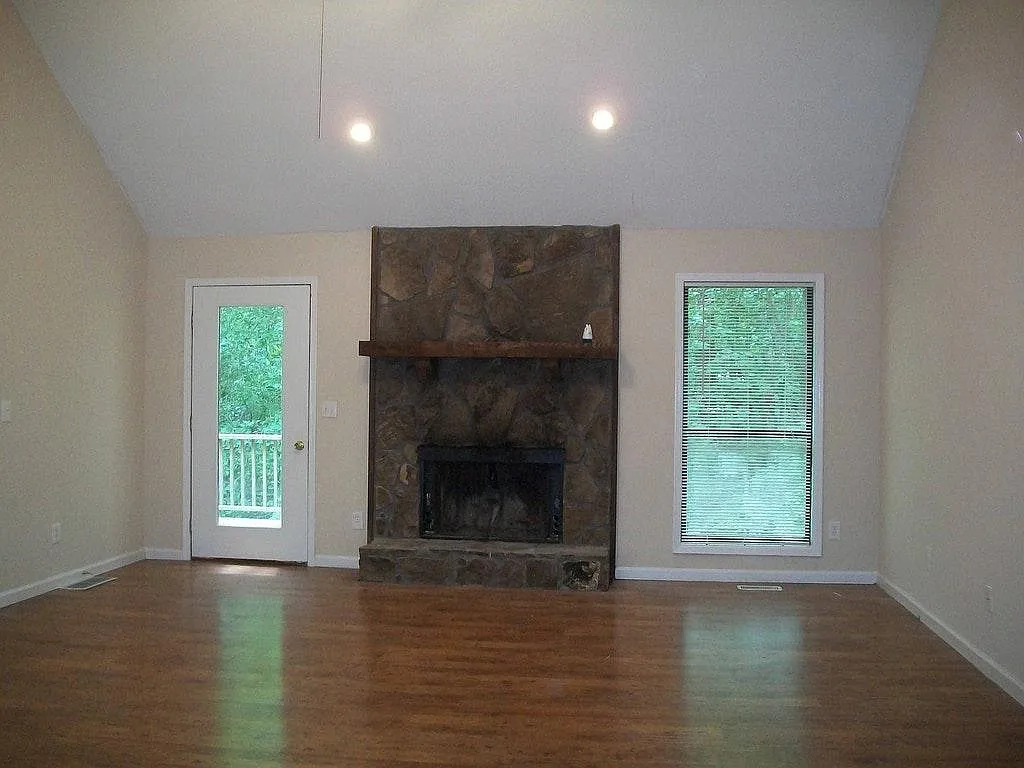 3 bed, 2362 sqft, $1,845 — Photo 3
