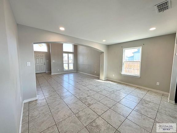 4th image of 404 Central Park St