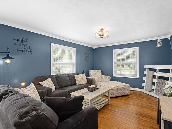 5th image of 207 W Gloria Dr