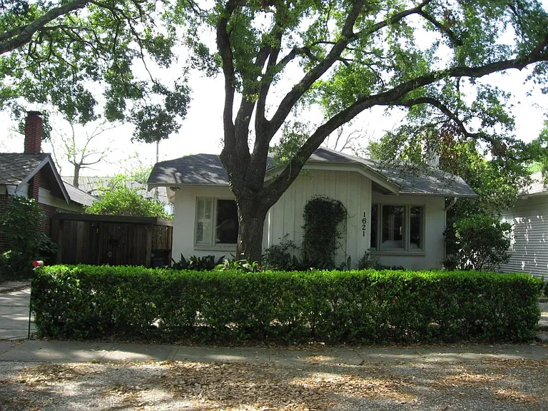 Front of bungalow. Studio behind gate.
