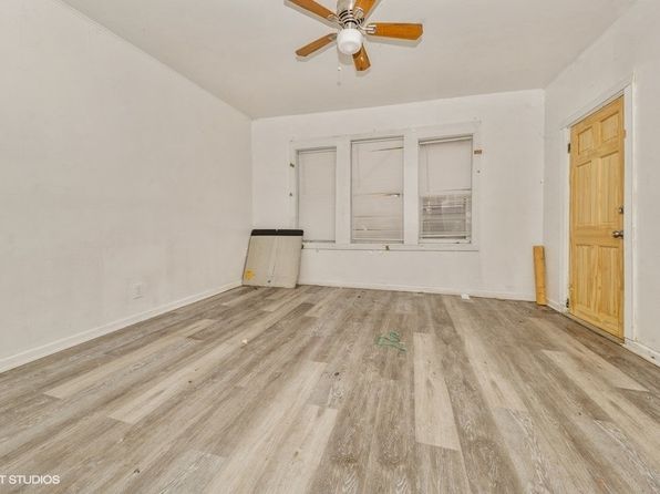 chicago-illinois-2072032355 picture