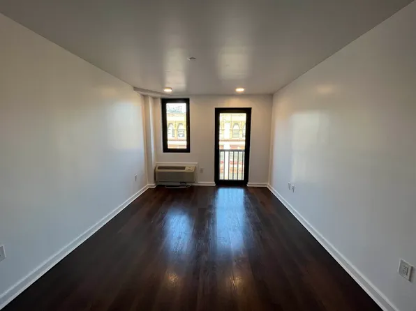 874 Willoughby Avenue image 3 of 9