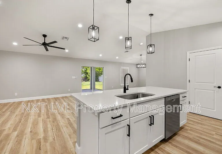 213 NW 5th St — Photo 8