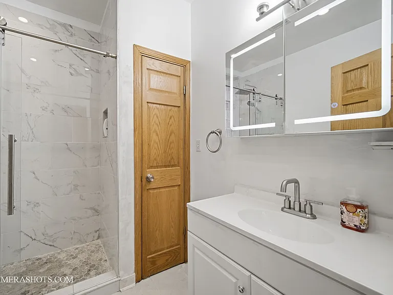 2452 W Arthington St #1 — Photo 6