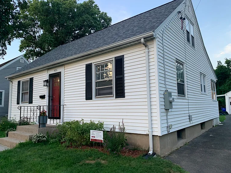 406 Oakwood Ave — Photo 2