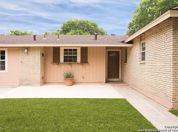 3rd image of 4511 Hollyridge Dr