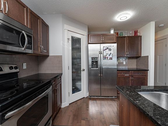 3rd image of 448 Reed Cres