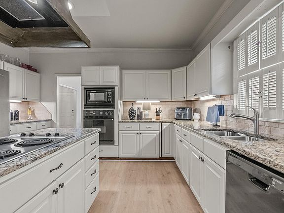 5th image of 12500 Gleneagles Dr